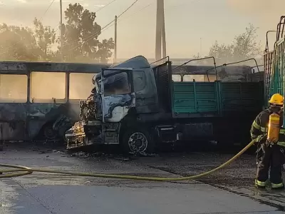El impresionante impacto provoc� que el colectivo quedara completamente consumido por las llamas.