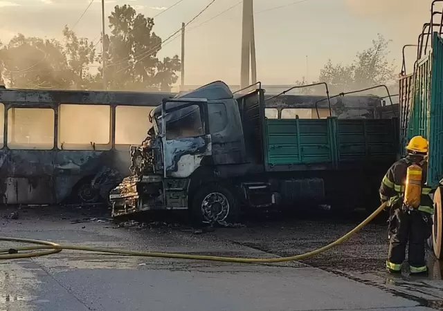 El impresionante impacto provoc� que el colectivo quedara completamente consumido por las llamas.