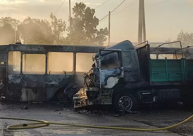 Accidente entre un colectivo y un cami�n