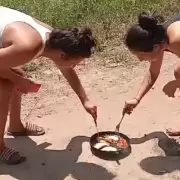 Sin gas, pero con ingenio: chaque�os cocinan en el suelo
