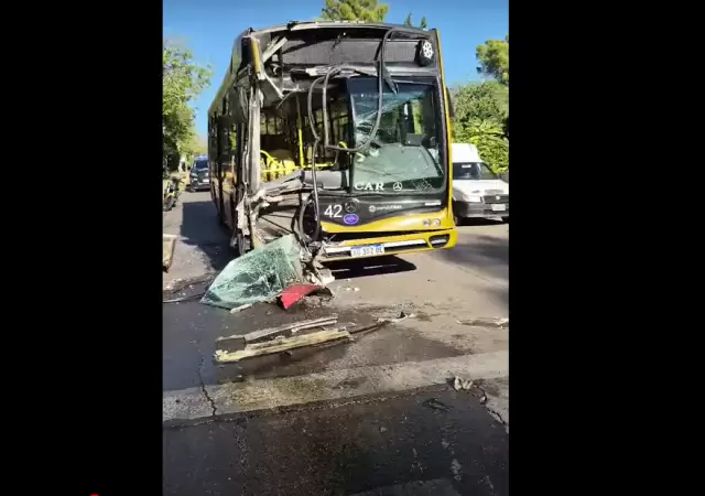 As� qued� la unidad que colision� de atr�s a la otra.