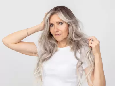 Mujer con canas.