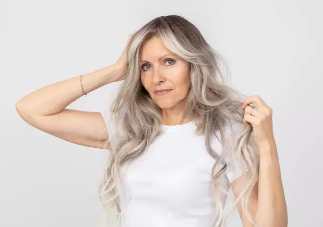 Mujer con canas.