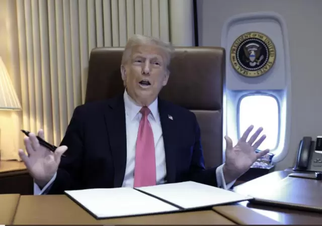 Trump caus� un nuevo revuelo internacional mientras se trasladaba en el Air Force One.