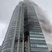 Incendio en edificio de lujo: fuerte operativo del SAME y bomberos