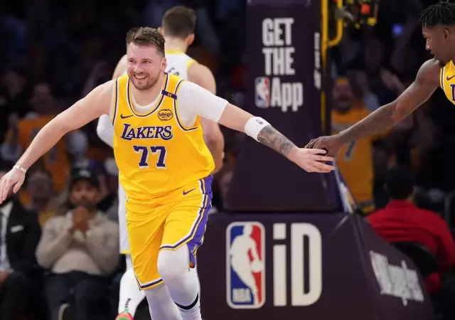 Doncic tuvo su esperado debut con los Lakers.