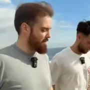 Ibai Llanos corri� una carrera en la playa con Montoya, el cornudo m�s famoso