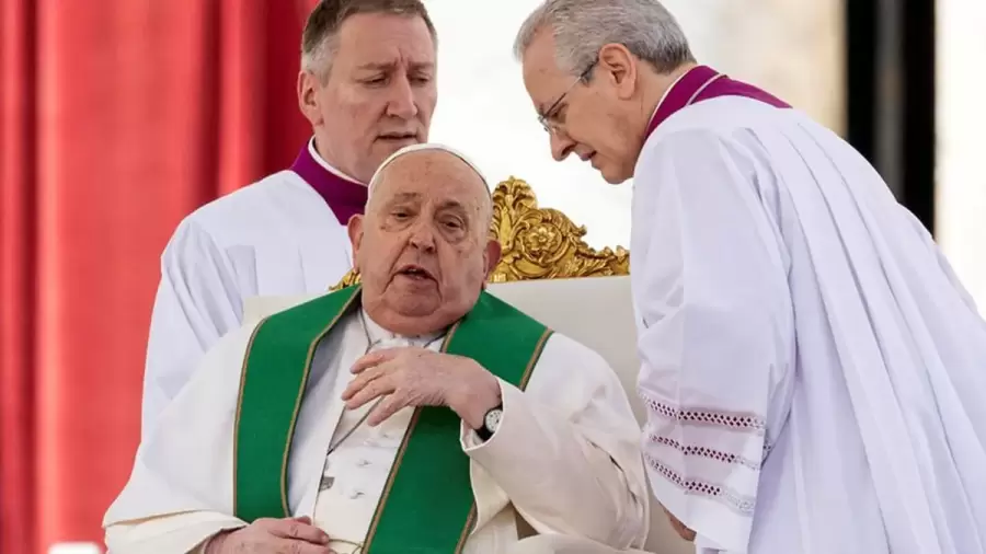 El papa Francisco tambi�n debi� ser auxiliado el ultimo domingo. (Foto: web)