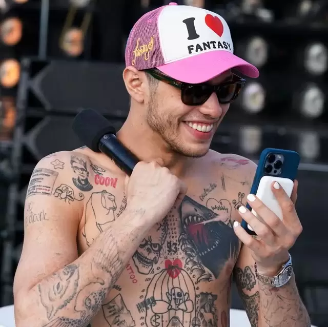 Pete Davidson ten�a un tatuaje de Kim Kardashian.