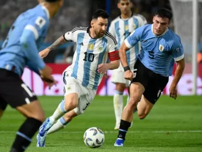 Messi frente a Ugarte en un duelo del a�o pasado en La Bombonera