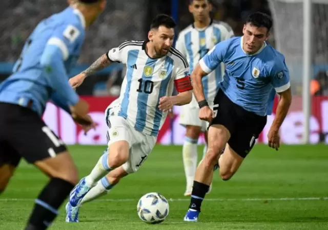 Messi frente a Ugarte en un duelo del a�o pasado en La Bombonera