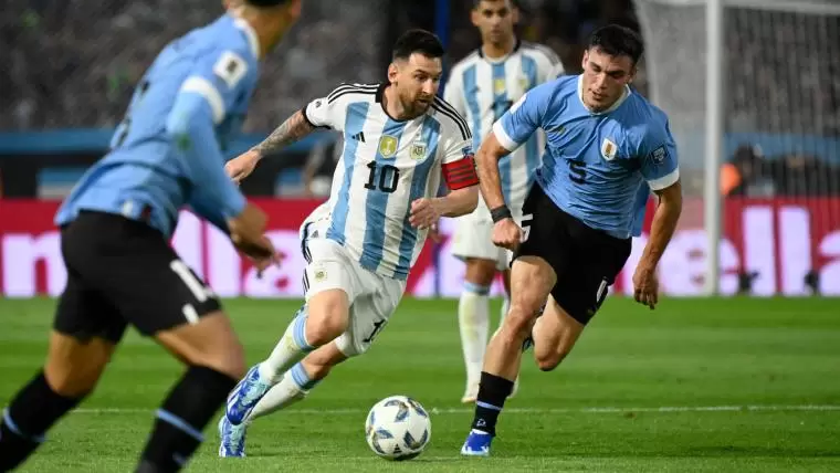 Messi frente a Ugarte en un duelo del año pasado en La Bombonera