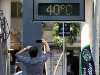 Los brasile�os y turistas no encuentran refugio a causa de las altas temperaturas y desaf�an hasta la inseguridad nocturna de las playas.