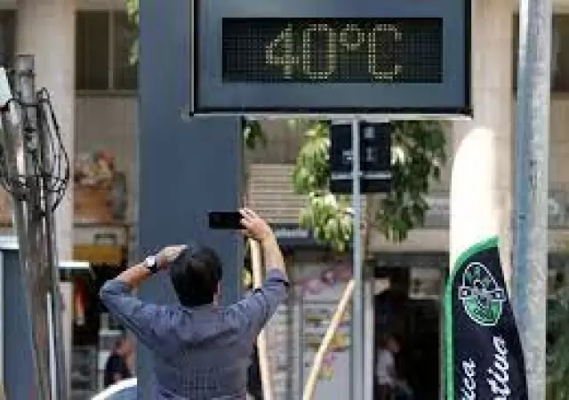 Los brasile�os y turistas no encuentran refugio a causa de las altas temperaturas y desaf�an hasta la inseguridad nocturna de las playas.