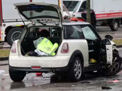 Las im�genes muestran un Mini Cooper da�ado, junto con escombros, incluidos zapatos dispersos por la calle.
