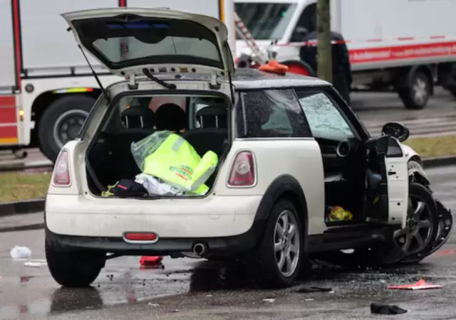 Las im�genes muestran un Mini Cooper da�ado, junto con escombros, incluidos zapatos dispersos por la calle.