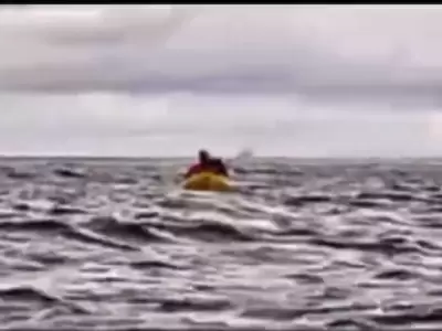 Joven estaba navegando en kayak sobre el estrecho de Magallanes.