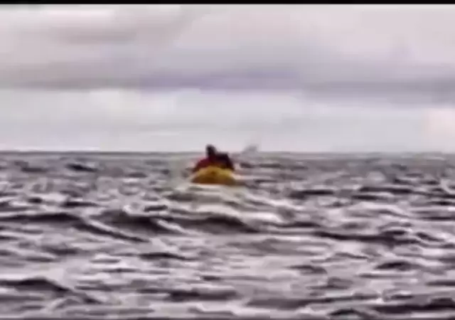 Joven estaba navegando en kayak sobre el estrecho de Magallanes.