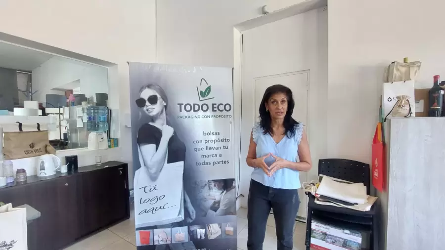 Patricia Vel�zquez, presentando su emprendimiento