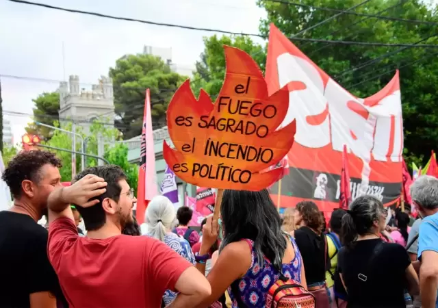 Fuego y furia en la Patagonia: incendios, protestas y detenciones