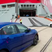 Trump prepara sus cañones contra los automóviles importados