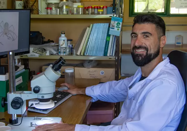 Gabriel Pompozzi, investigador del IADIZA, descubridor del ar�cnido. (Foto: CONICET)