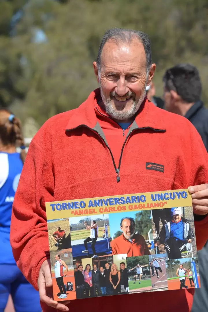 Toda la emoci�n en un homenaje que le hicieron