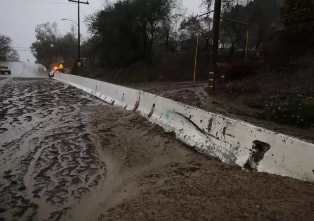 El clima extremo deja una estela de destrucci�n en EE. UU. con 9 muertos y miles sin luz.