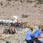 Volcaron un cami�n y un autom�vil y un tercer rodado fue chocado en alta monta�a