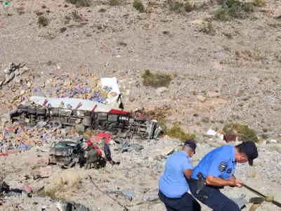 Los efectivos policiales debieron descender hasta el lugar con el fin de atender con los primeros auxilios al camionero uruguayo.