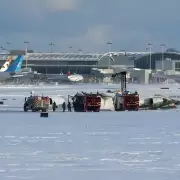 Casi una tragedia: un avi�n de Delta sufre un aterrizaje catastr�fico en Toronto