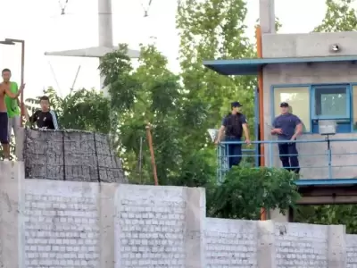 Nuevo altercado en el exCOSE: operarios heridos, colchones quemados. Violencia diaria.