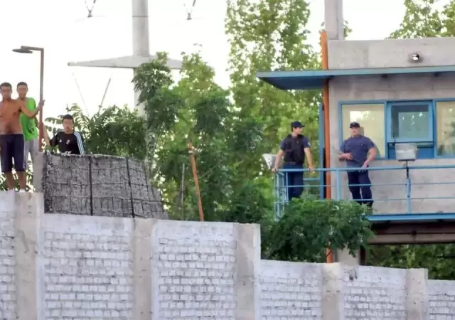 Nuevo altercado en el exCOSE: operarios heridos, colchones quemados. Violencia diaria.