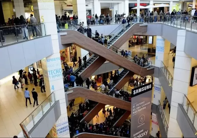 Los centros comerciales de Chile estuvieron repletos de argentinos/