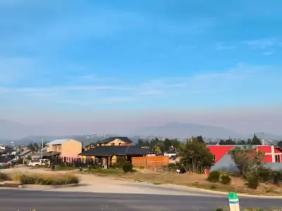 Desde la persepectiva se pudo observar a la Ciudad de Bariloche con una densa columna de humo en el fondo.
