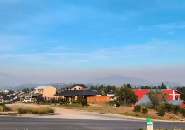 Desde la persepectiva se pudo observar a la Ciudad de Bariloche con una densa columna de humo en el fondo.