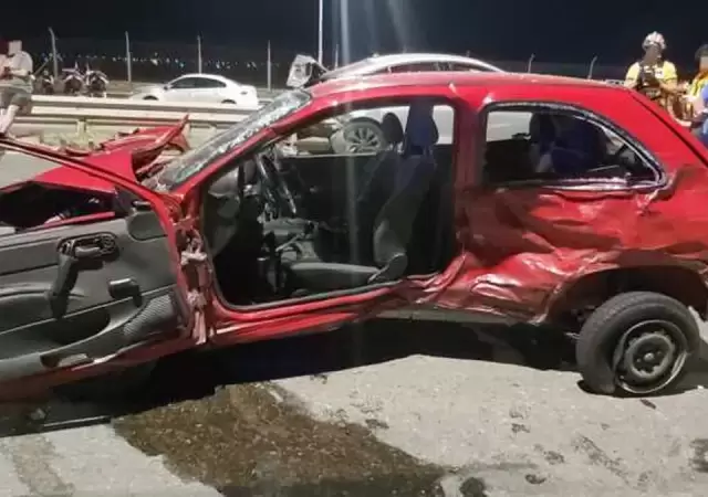 El auto que conduc�a la v�ctima fatal qued� totalmente destruido. (Foto: web)