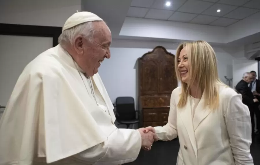 Giorgia Meloni visit� al Papa en el  Policl�nico Gemelli de Roma.