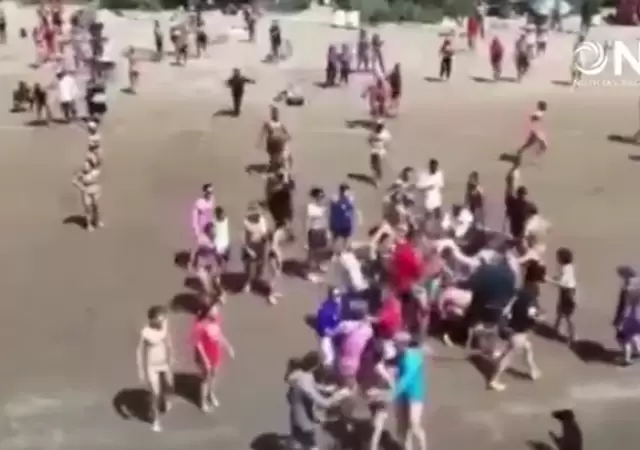 El video se viraliz� en redes sociales y muestra la pelea entre los guardavidas.