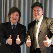 Video: el particular objeto que le regaló Javier Milei a Elon Musk