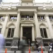 Los bancos podrán prestar dólares a personas, aunque tengan ingresos en pesos