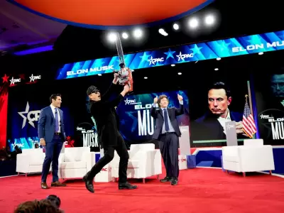 Elon Musk disfrutando la motosierra regalada por Milei/