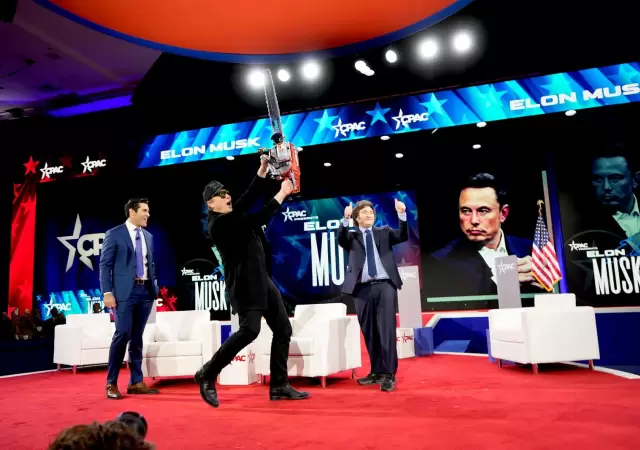 Elon Musk disfrutando la motosierra regalada por Milei/
