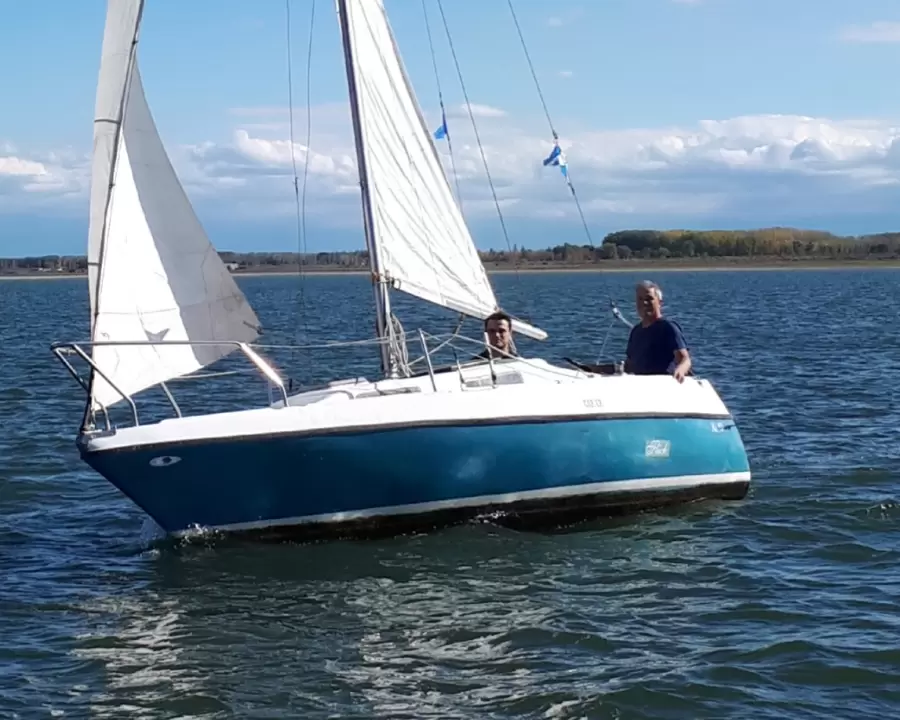 Zalazar navegando con su hijo.