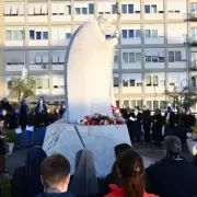 A�n cuando no ha superado la situaci�n de riesgo el Papa pas� una noche tranquila y descans� seg�n la informaci�n oficial del Vaticano