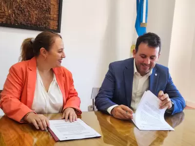 Mar�a Tramutola de Cimientos y el ministro Garc�a Zalazar
