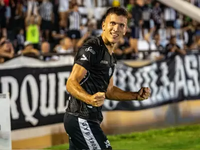 Lencione festeja lo que ser� el gol del triunfo del Lobo