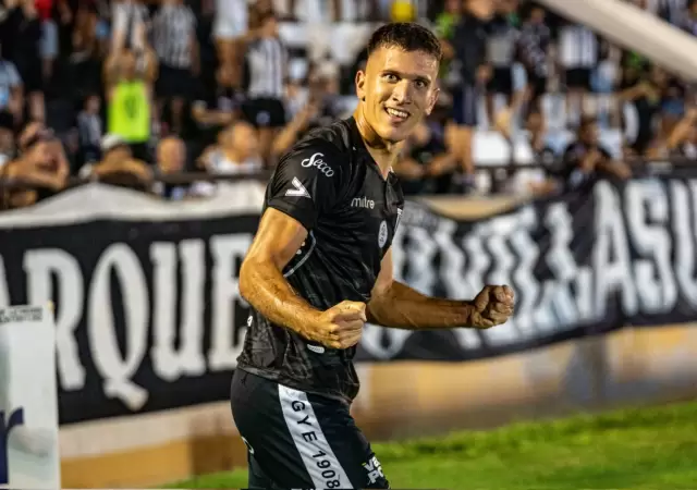 Lencione festeja lo que ser� el gol del triunfo del Lobo