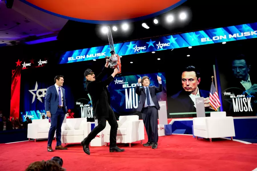 El Presidente argentino le regaló una motosierra a Elon Musk.