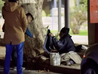 Le robaron las muletas a un hombre en situaci�n de calle.